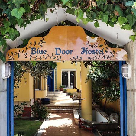 Blue Door Hostel Тирана Екстериор снимка