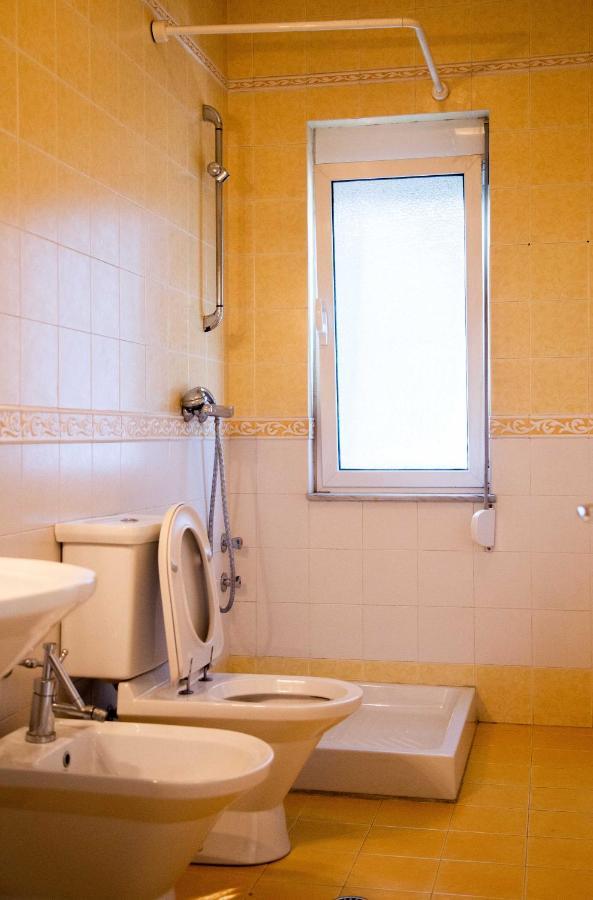 Blue Door Hostel Тирана Екстериор снимка
