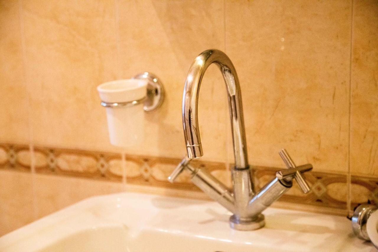 Blue Door Hostel Тирана Екстериор снимка