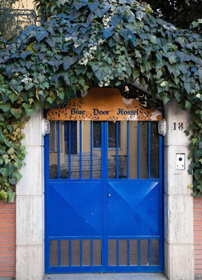 Blue Door Hostel Тирана Екстериор снимка
