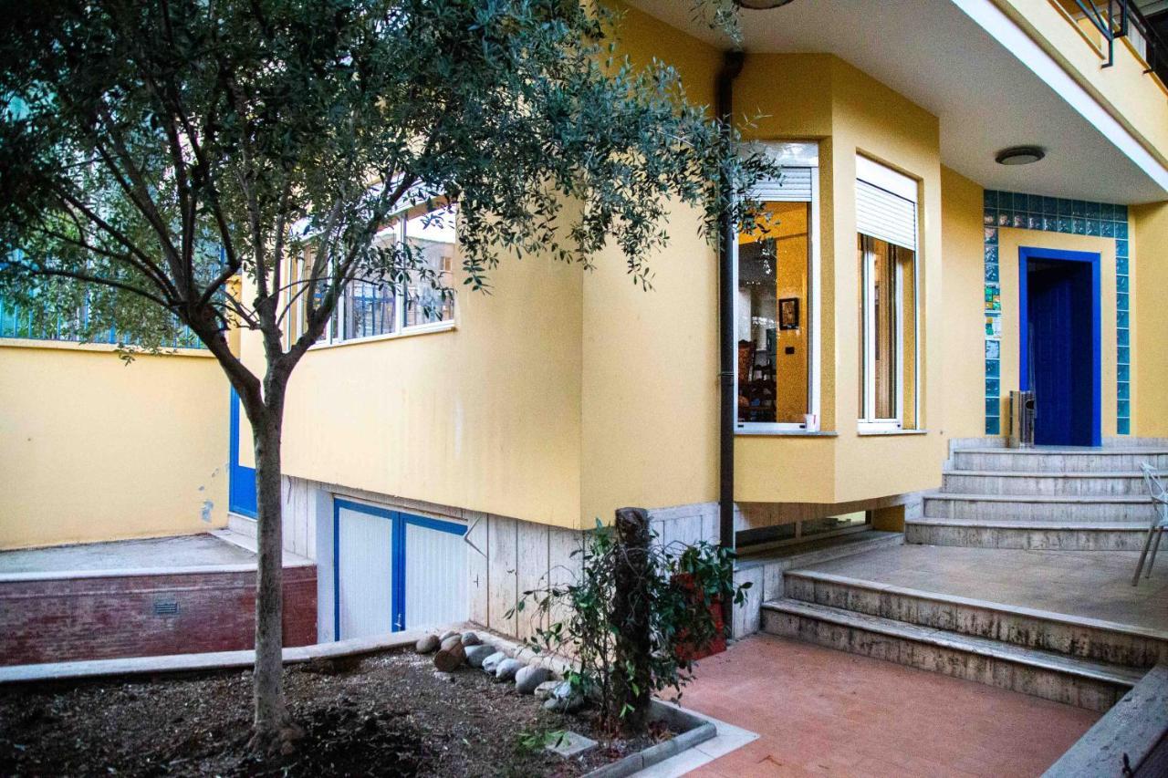 Blue Door Hostel Тирана Екстериор снимка