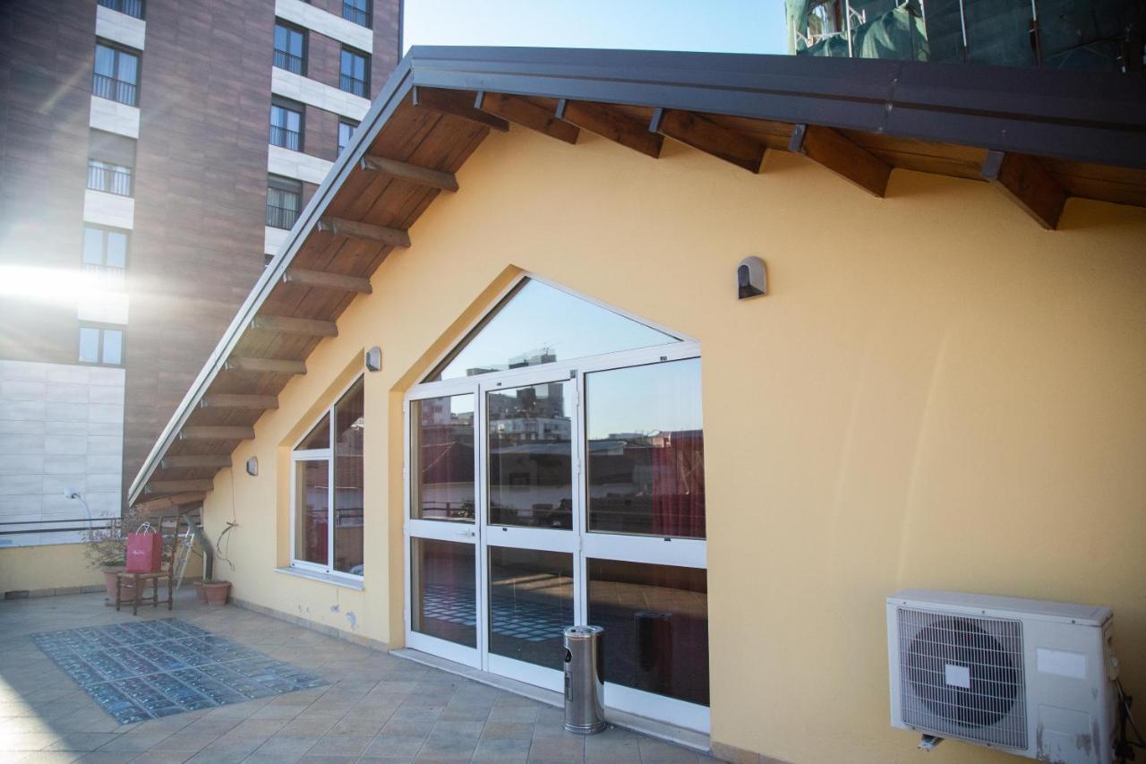 Blue Door Hostel Тирана Екстериор снимка