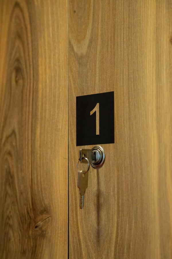 Blue Door Hostel Тирана Екстериор снимка