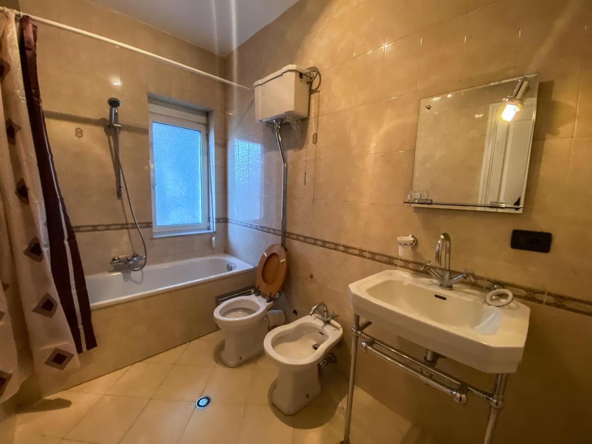 Blue Door Hostel Тирана Екстериор снимка