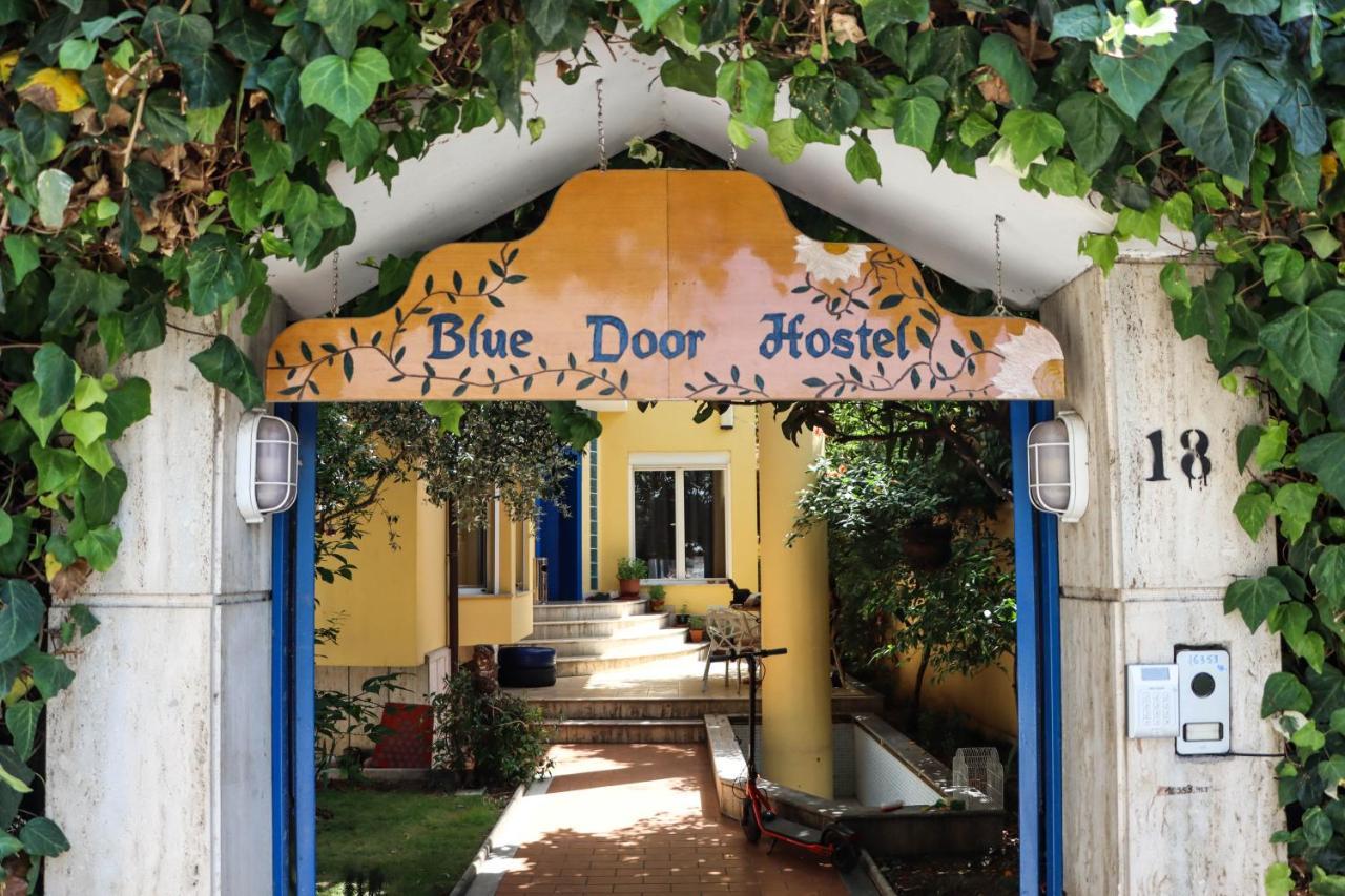 Blue Door Hostel Тирана Екстериор снимка