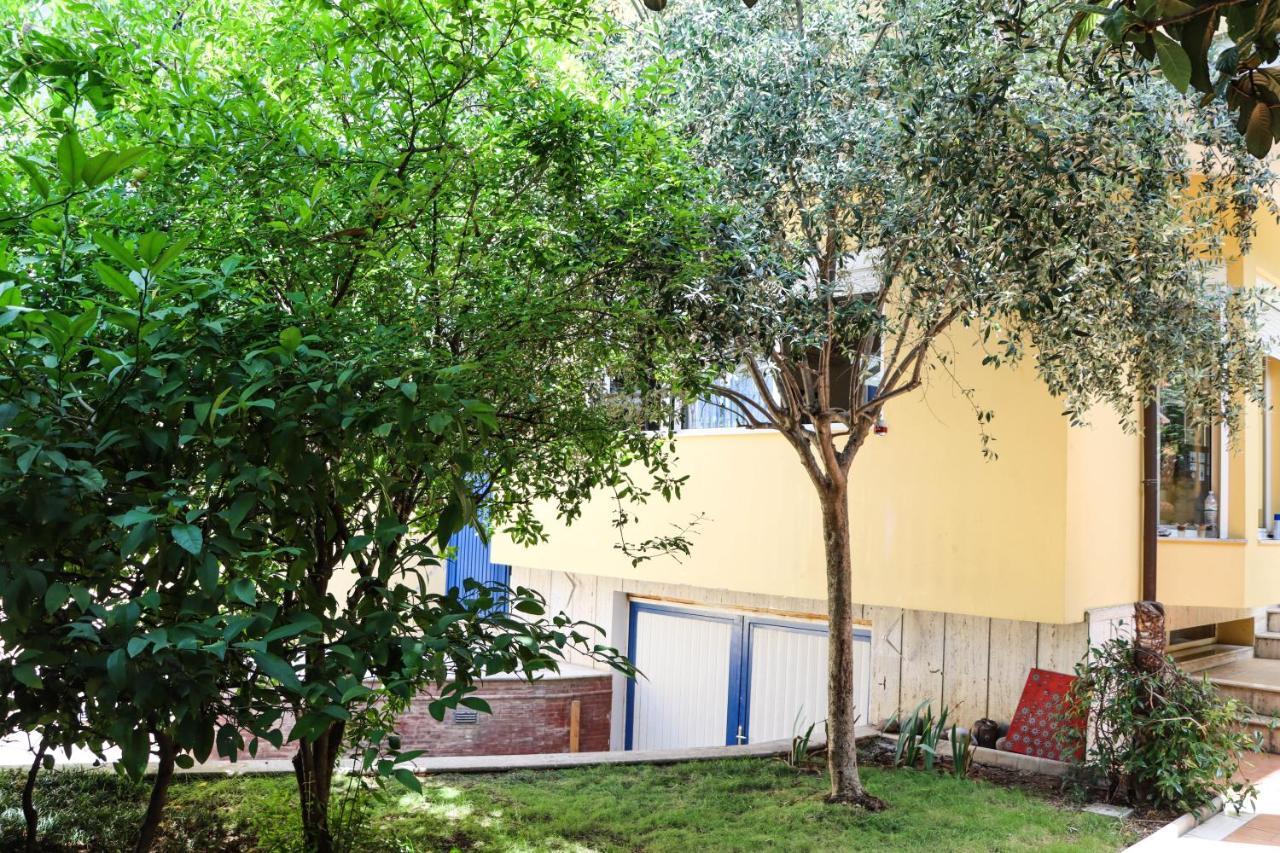 Blue Door Hostel Тирана Екстериор снимка
