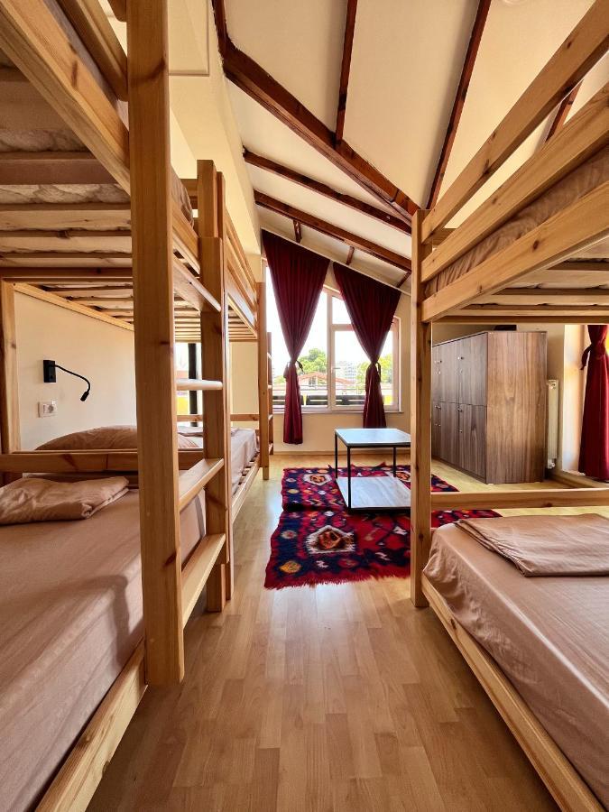 Blue Door Hostel Тирана Екстериор снимка