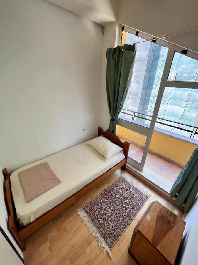 Blue Door Hostel Тирана Екстериор снимка