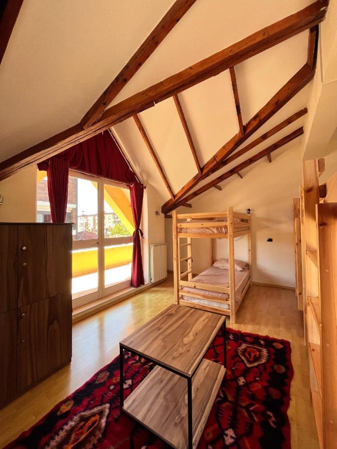 Blue Door Hostel Тирана Екстериор снимка