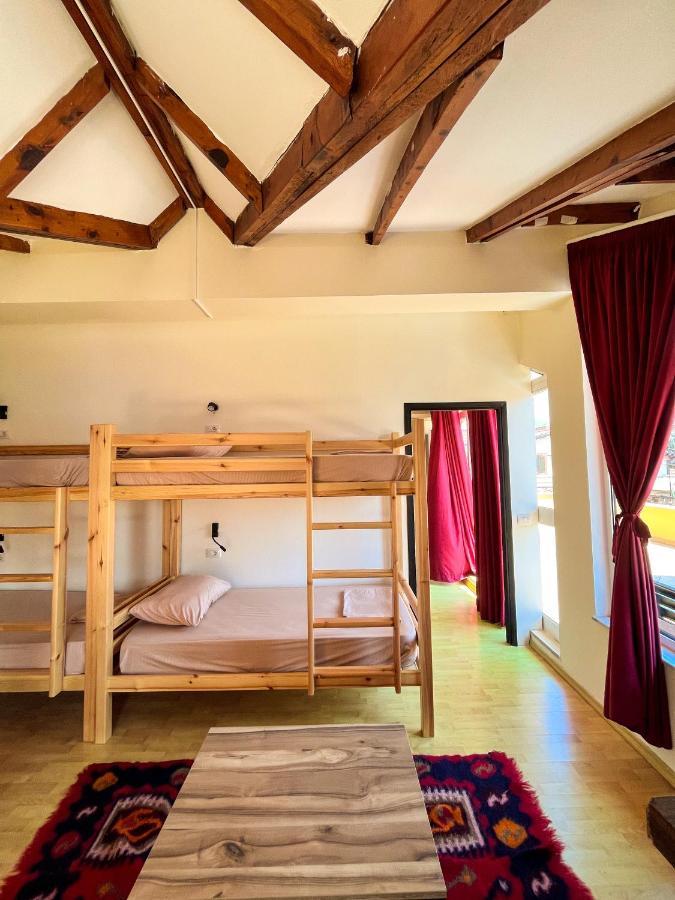 Blue Door Hostel Тирана Екстериор снимка