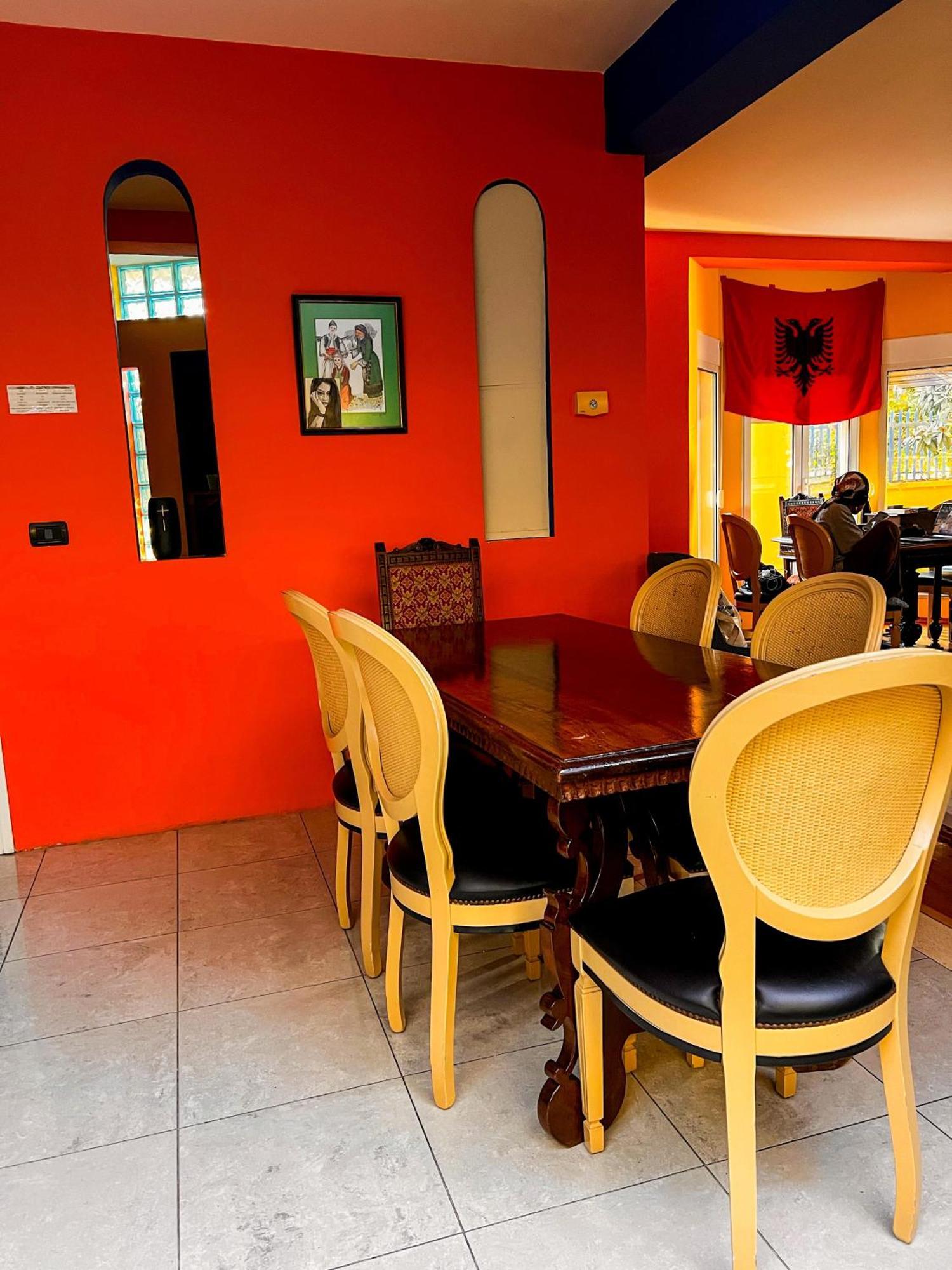 Blue Door Hostel Тирана Екстериор снимка