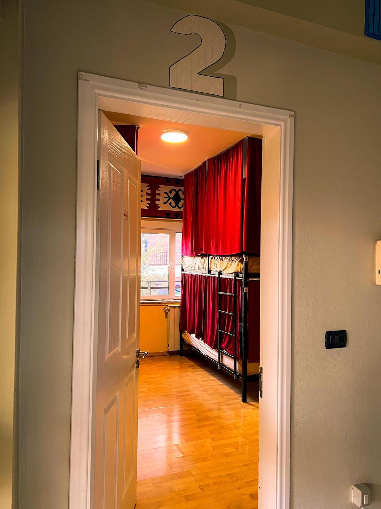 Blue Door Hostel Тирана Екстериор снимка