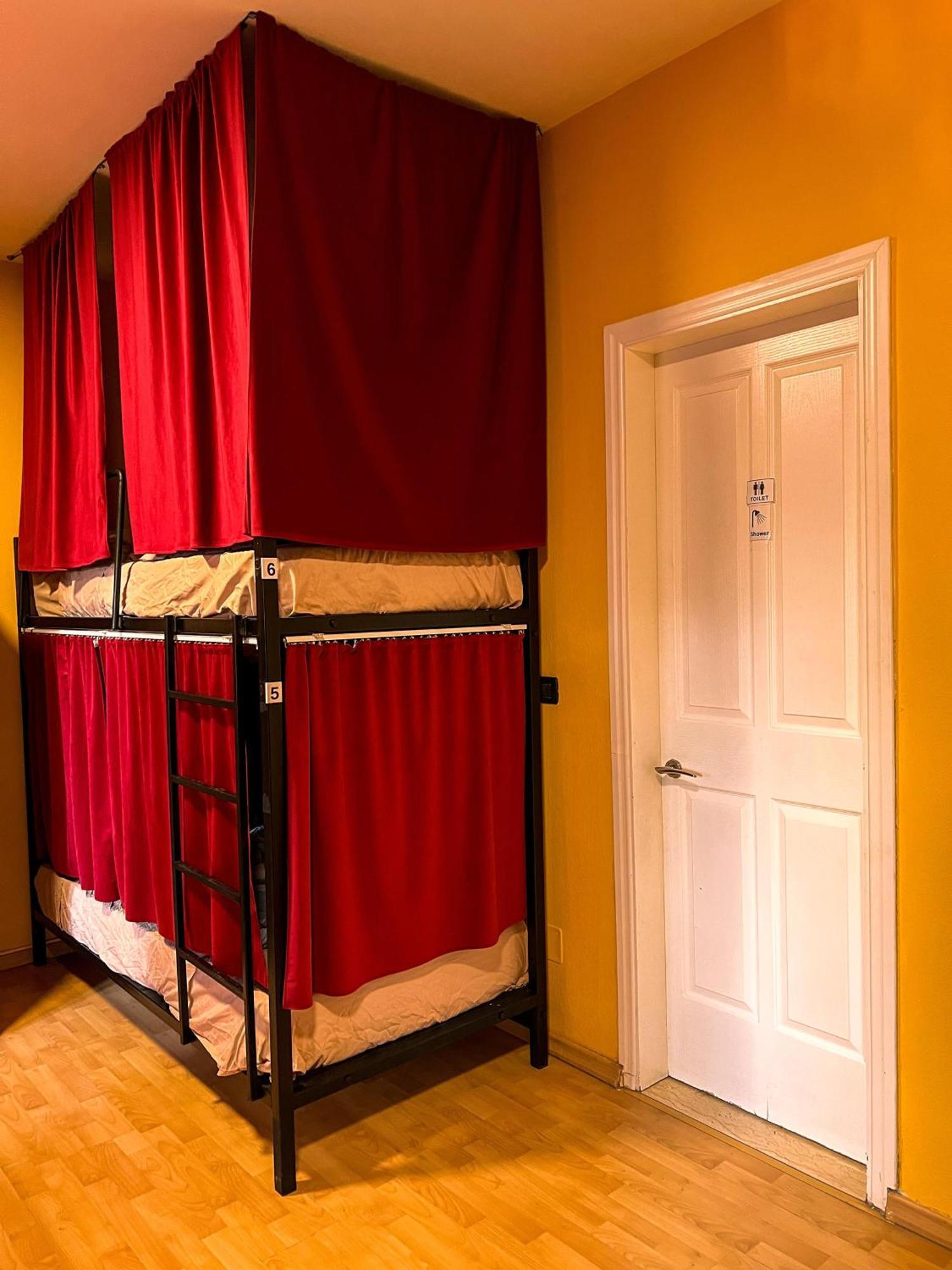 Blue Door Hostel Тирана Екстериор снимка