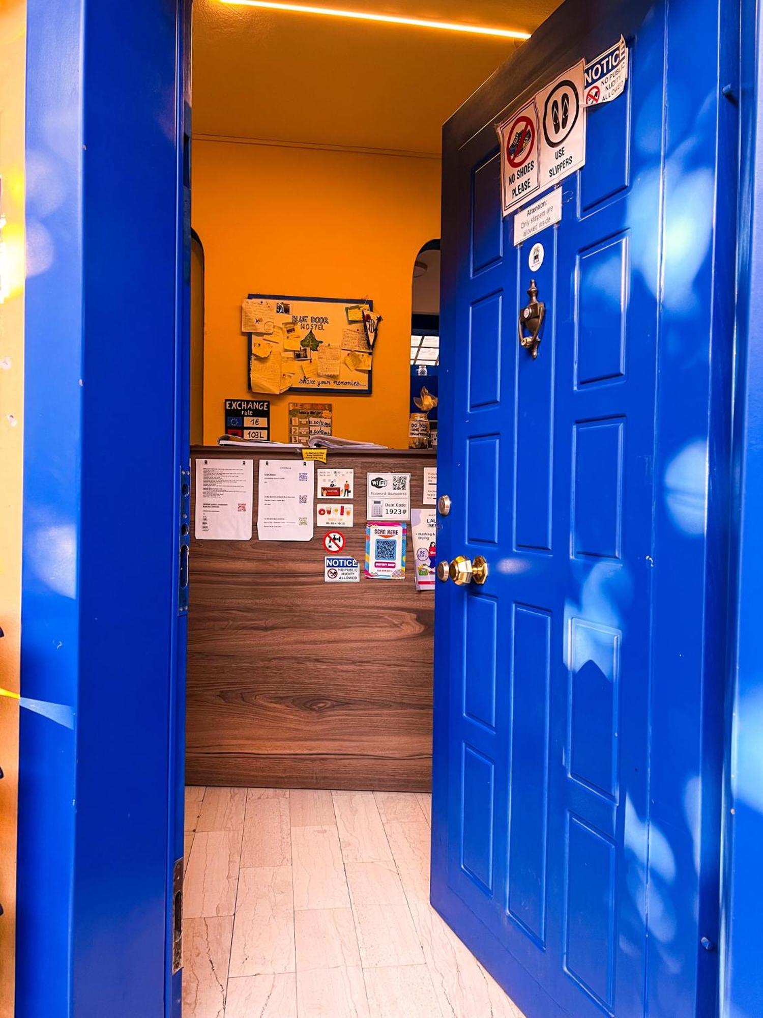 Blue Door Hostel Тирана Екстериор снимка