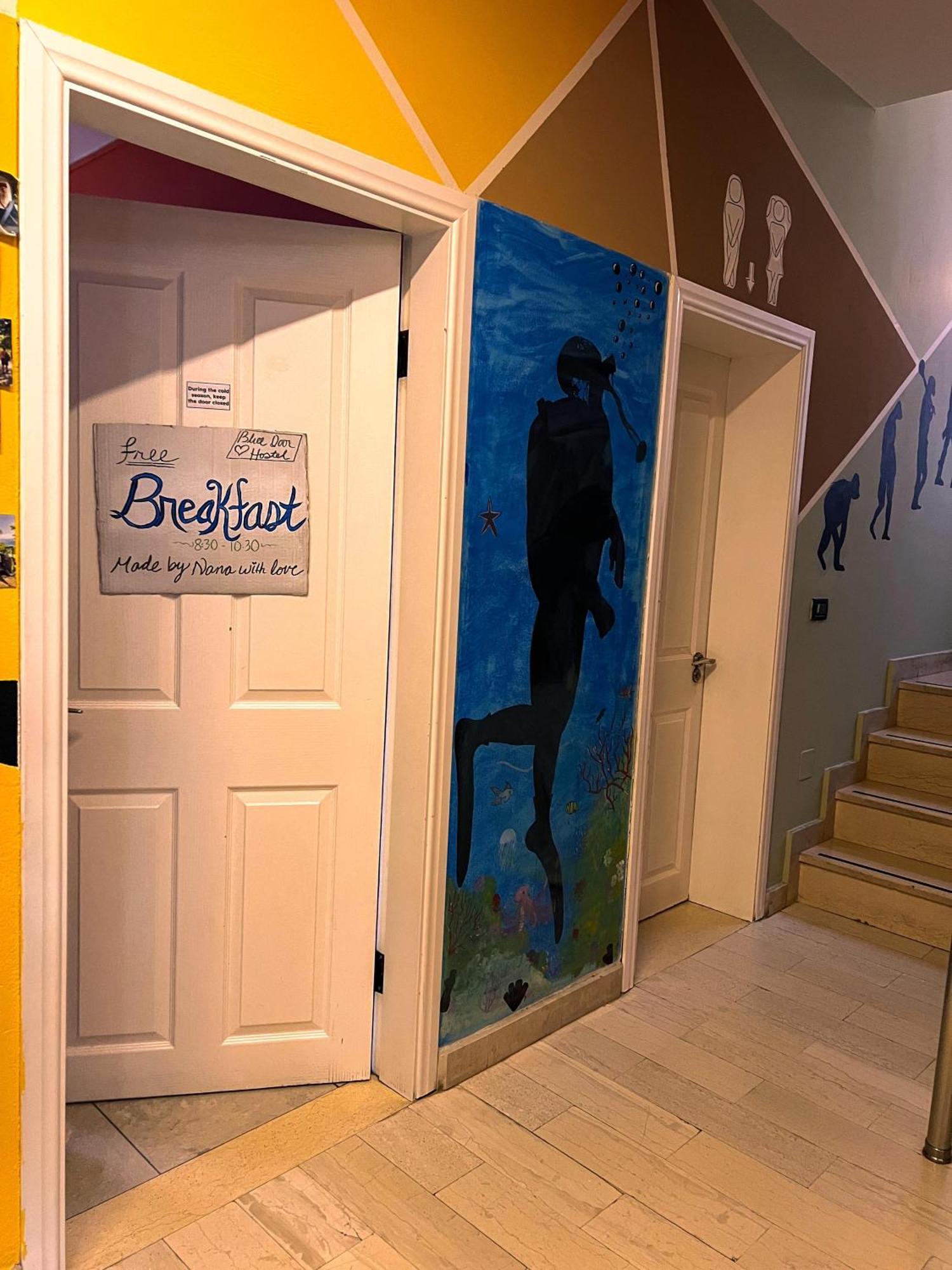 Blue Door Hostel Тирана Екстериор снимка