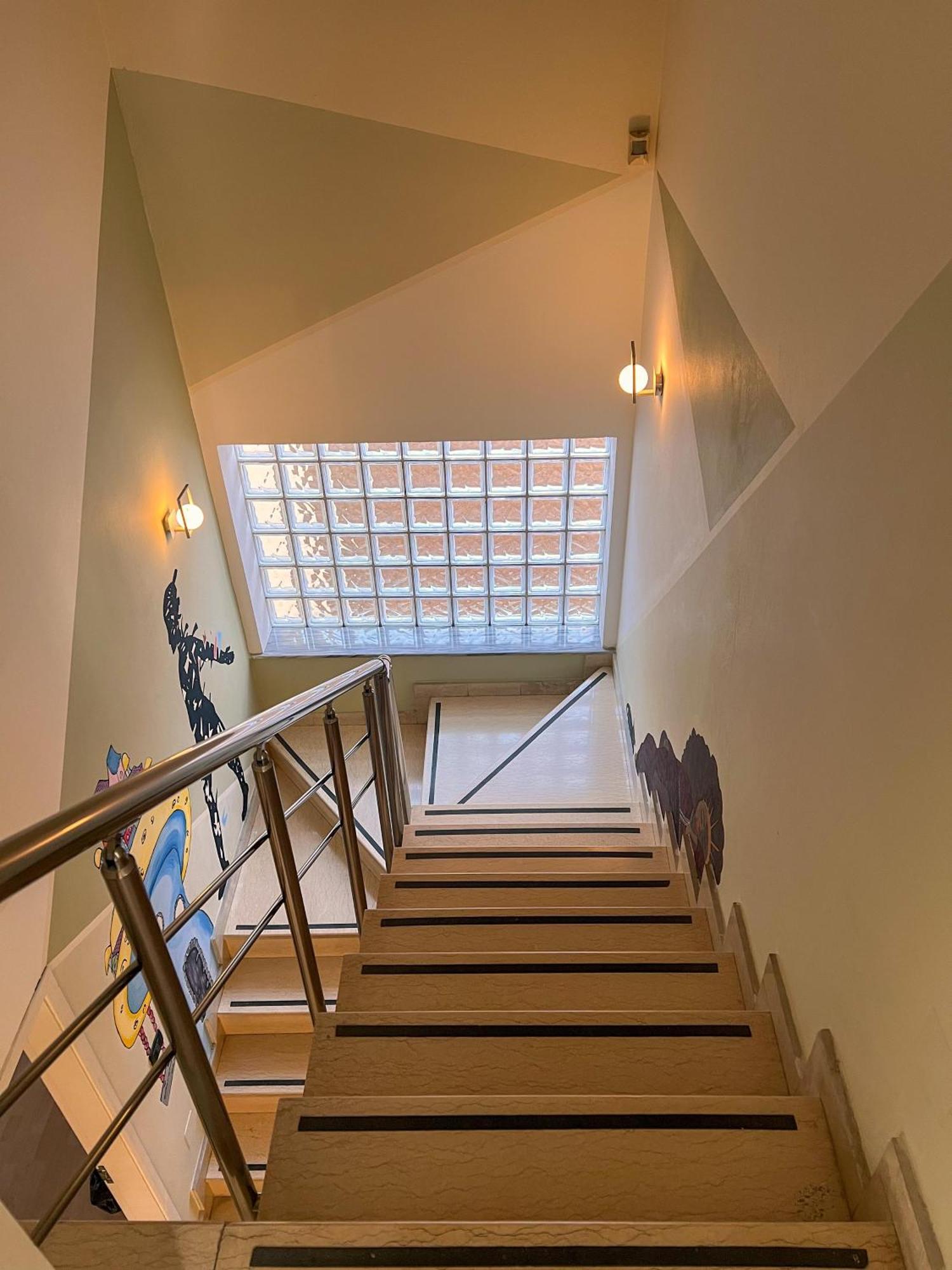 Blue Door Hostel Тирана Екстериор снимка