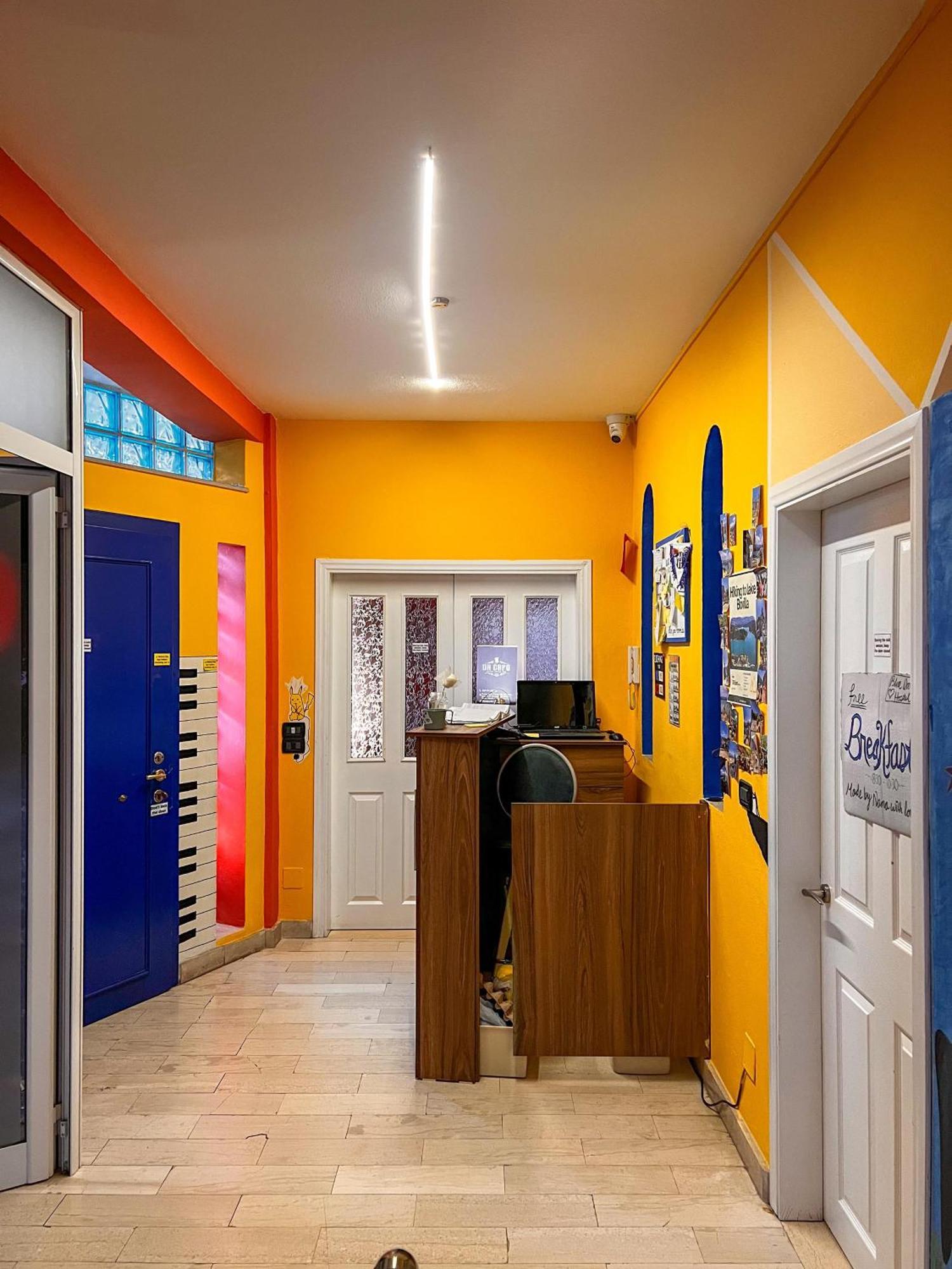 Blue Door Hostel Тирана Екстериор снимка