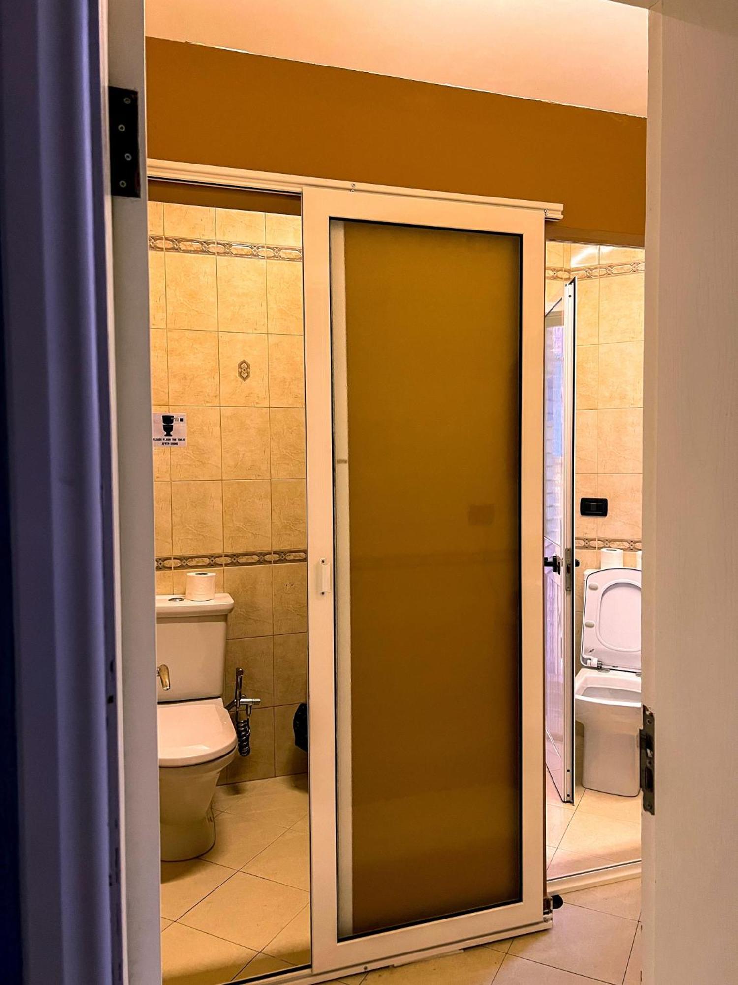 Blue Door Hostel Тирана Екстериор снимка