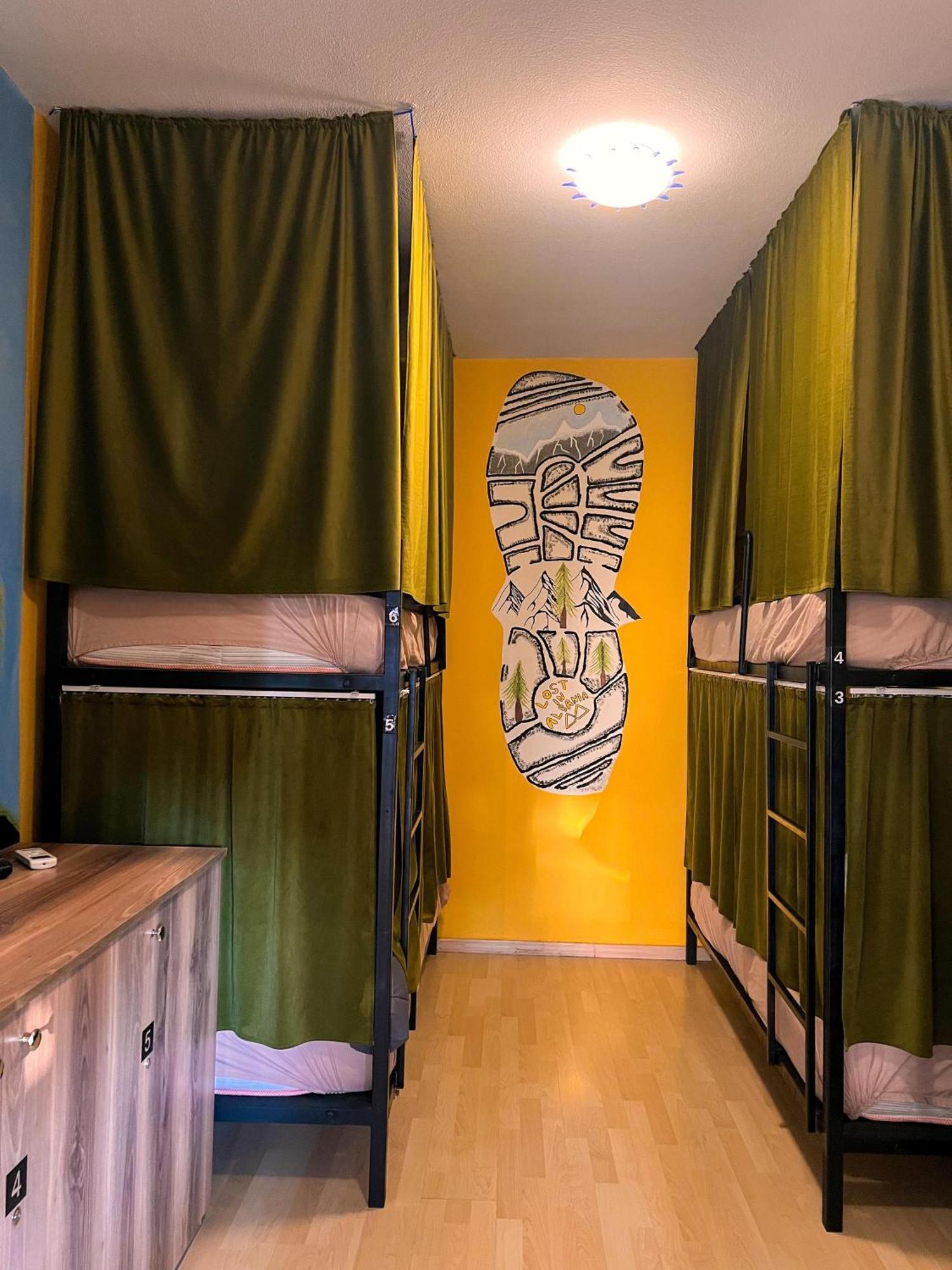 Blue Door Hostel Тирана Екстериор снимка