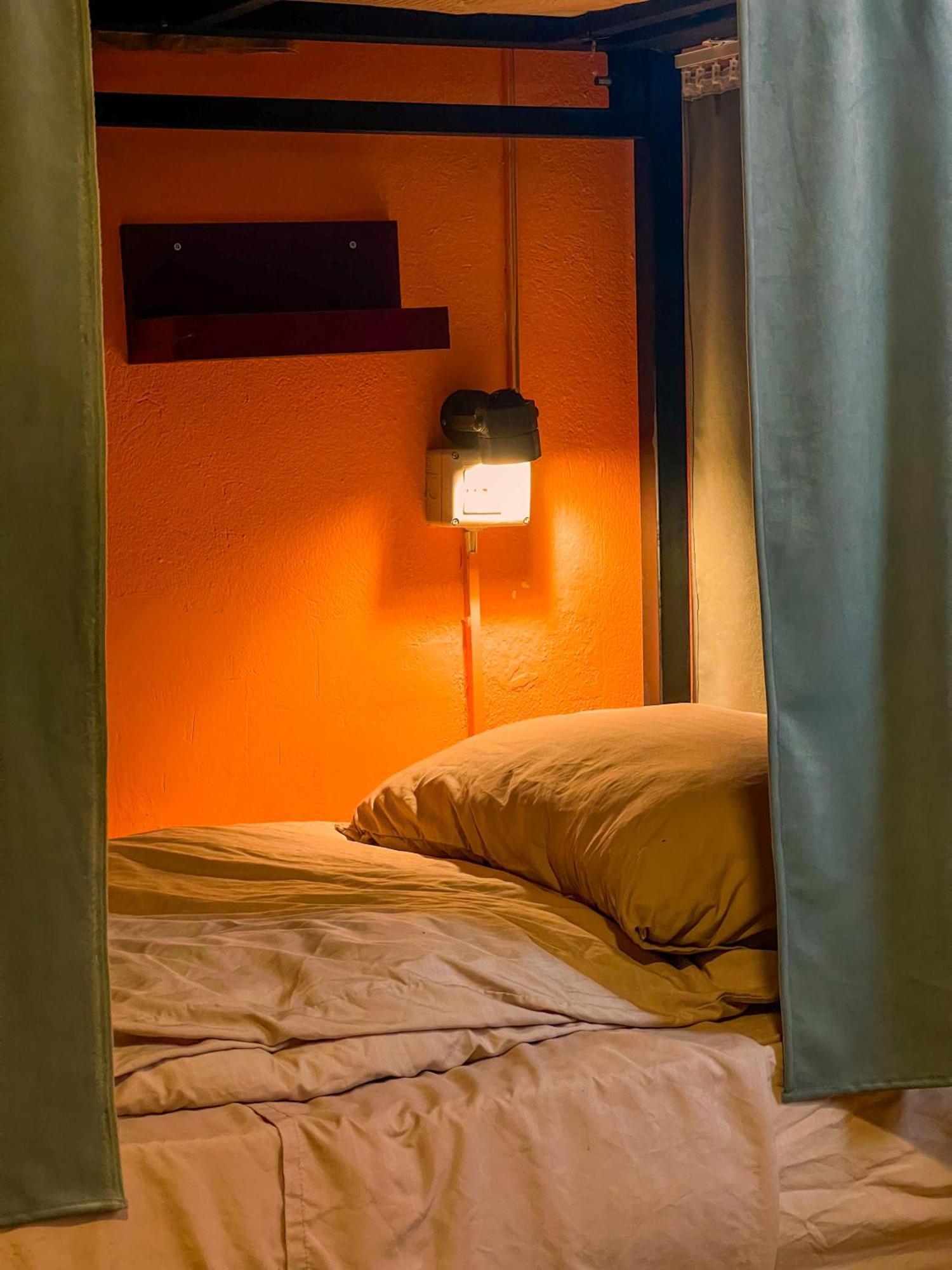 Blue Door Hostel Тирана Екстериор снимка