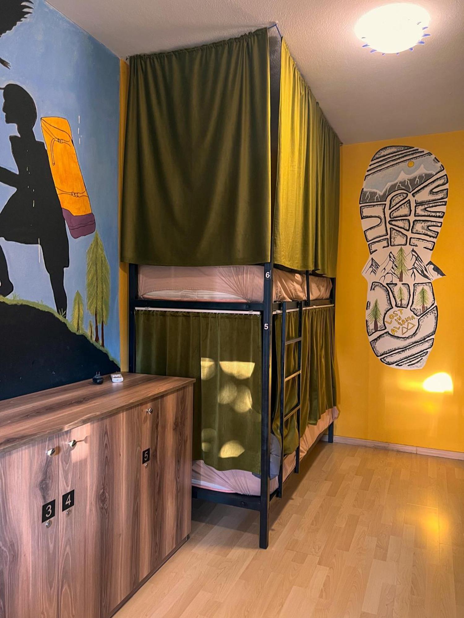 Blue Door Hostel Тирана Екстериор снимка