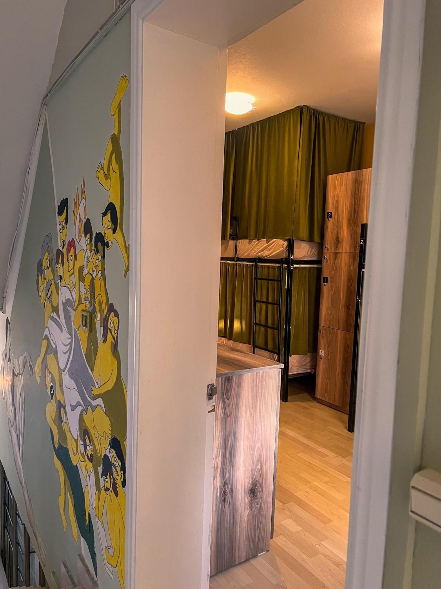 Blue Door Hostel Тирана Екстериор снимка