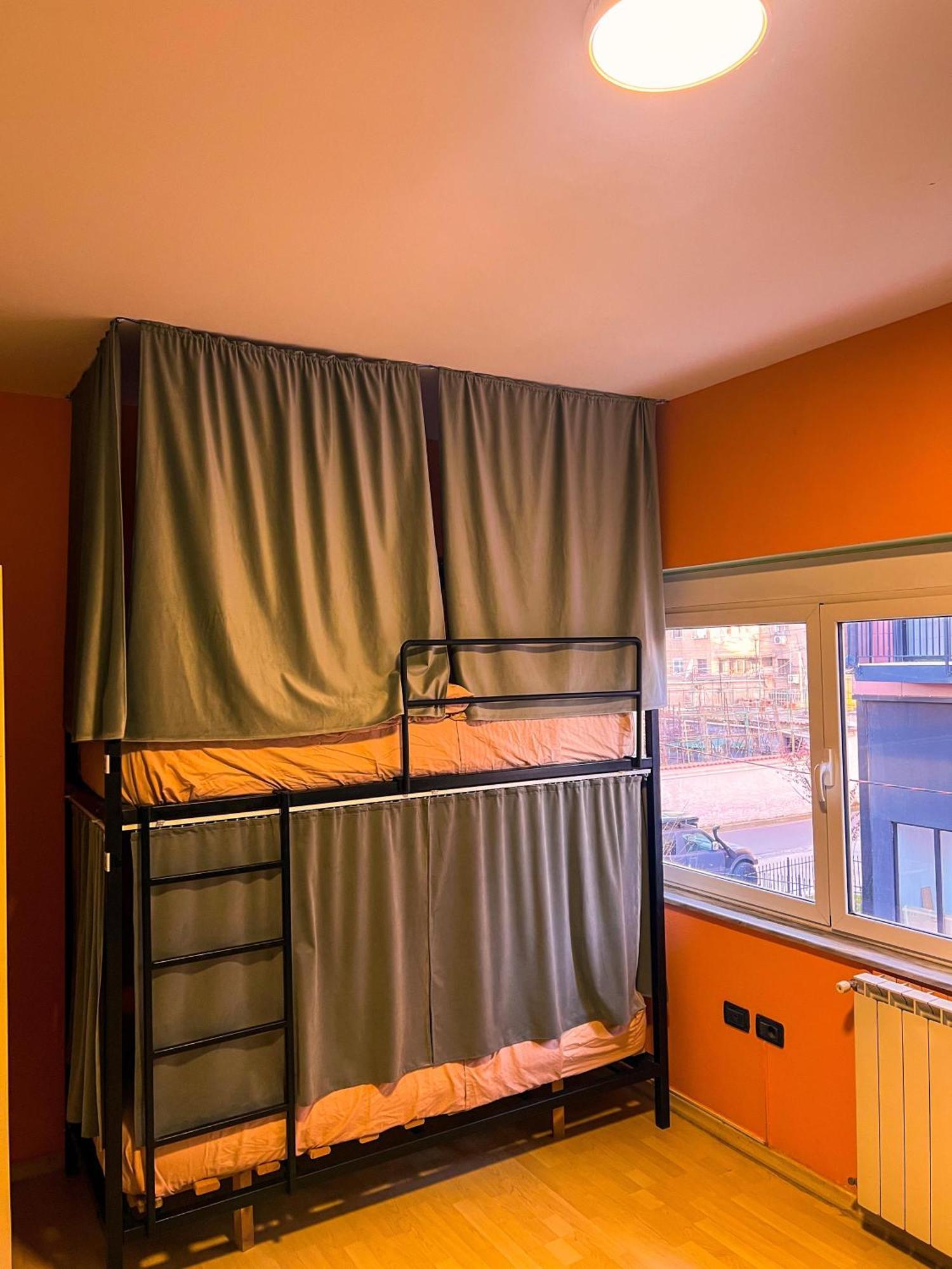 Blue Door Hostel Тирана Екстериор снимка